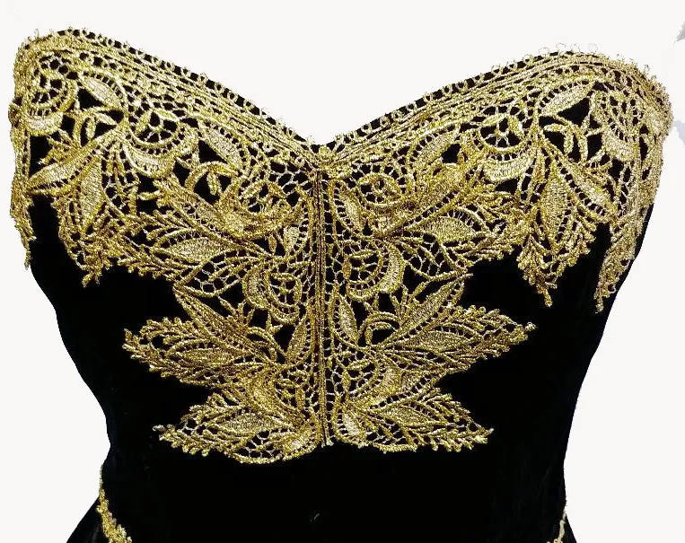 *GORGEOUS VINTAGE 1980s VICTOR COSTA FROM I MAGNIN BLACK VELVETY EVENING GOWN WITH FABULOUS GOLD METALLIC LACE